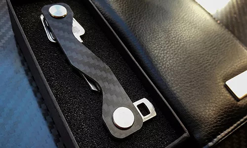 carbon key organizer in the package