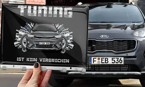 schlüsselbrett design in der Hand mit dem Wagen auf dem Hintergrund schlüsselbrett auto design