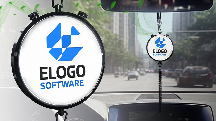 Vista dell’interno dell’auto con pendente circolare ELOGO SOFTWARE appeso allo specchietto retrovisore, strada cittadina visibile all’esterno