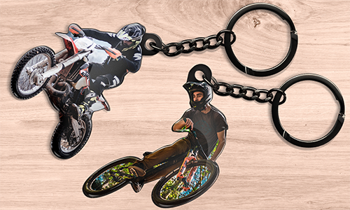 Sleutelhangers met motorthema met rijders in actie op crossmotoren