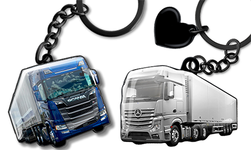 Sleutelhangers in de vorm van een vrachtwagen met een blauwe Scania en een zilveren Mercedes