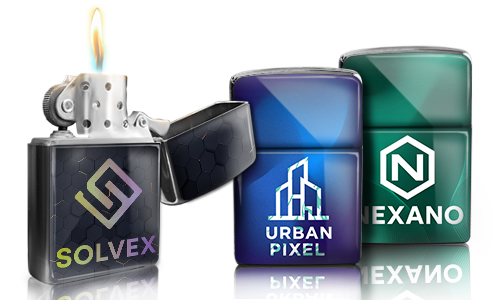 Tre accendini: SOLVEX con fiamma e motivo a esagoni, URBAN PIXEL con skyline, NEXANO con logo ecoponto verde