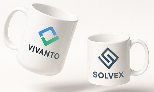 Deux mugs publicitaires : l'un avec le logo Vivanto en bleu-vert, l'autre avec le logo Solvex en bleu foncé