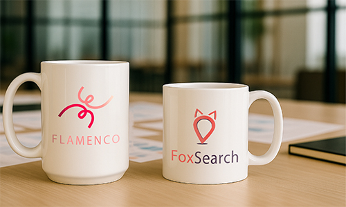 Deux mugs publicitaires : Flamenco avec logo abstrait rouge-rose, FoxSearch avec motif de tête de renard rouge