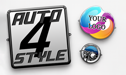 Trois badges – carré métallique AUTO 4 STYLE, cercle tournant avec VOTRE LOGO, et emblème moteur MOTORCYCLE SERIES.