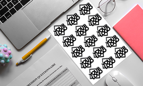 Espace de travail avec ordinateur portable, stylo, carnet et feuille d’autocollants 