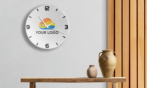 Runde Wanduhr mit YOUR LOGO farbigem Design im Zentrum, Zeit ca. 10:10, Holztisch mit Keramikvasen darunter