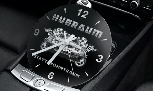 Rennsport-Uhr in der Mittelkonsole mit zwei Autos, Zielflaggen und Schriftzug HUBRAUM STATT WOHNTRAUM