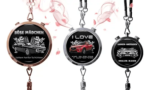 Drei runde Anhänger mit Auto-Themen auf schwarzen Hintergründen. Links: Oldtimer mit deutschem Text und Schachbrettflaggen. Mitte: rotes SUV, „I Love Tuning.“ Rechts: blaues Auto mit Schachbrettflaggen und deutschem Text. Pinke Blumenakzente rundherum.