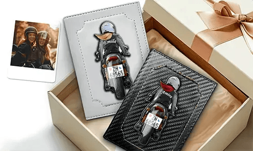 Gepersonaliseerde documenthouder voor motorfiets met naam en kenteken - een geweldig cadeau voor je zus.