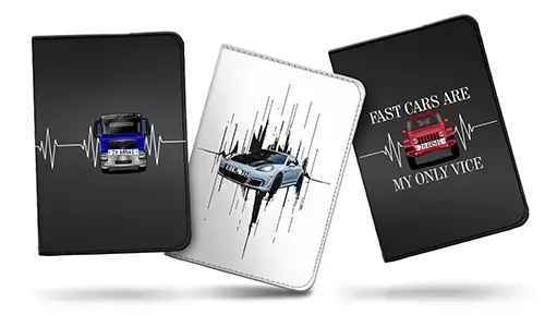 Tre copertine di quaderni auto affiancate: auto blu-argento con battito cardiaco, auto sportiva blu con linee di movimento, auto rossa con citazione FAST CARS
