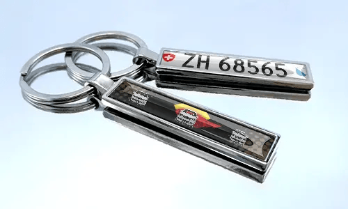 Metall-Comic-Schlüsselanhänger mit Autodesign und Kennzeichen-Detail