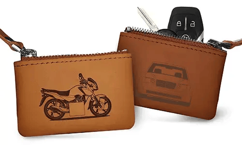 Zwei braune Leder-Schlüsselmäppchen mit Reißverschluss: eines mit Motorrad und Kennzeichen 