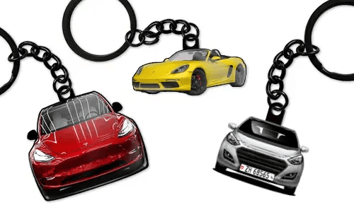 Personalisierte Autoschlüsselanhänger mit einer roten Limousine, einem gelben Sportcabrio und einer blauen Limousine – gestaltet als individuelle Auto-Accessoires und Geschenke
