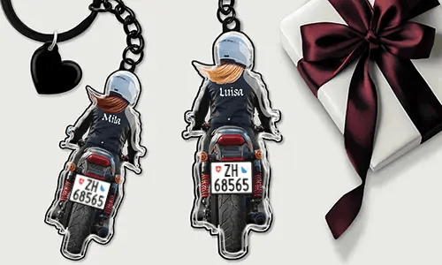 Personalizowany brelok motocyklowy z imieniem i tablicą – prezent dla twojej córki