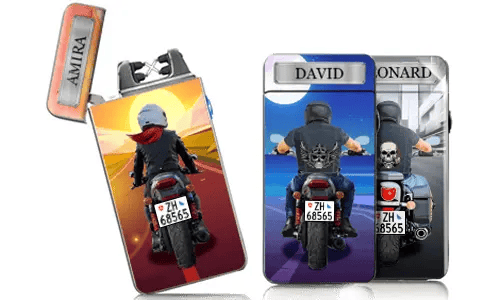 Drei Feuerzeuge mit Motorradmotiven. Jedes Feuerzeug zeigt einen Fahrer von hinten mit personalisierten Designs und Hintergründen, die ein Gefühl von Abenteuer vermitteln.