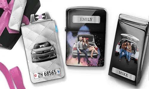 Drei personalisierte Zigarettenetuis sind zu sehen. Das erste zeigt ein Auto mit Kennzeichen. Das zweite zeigt ein Paar, das auf einem Auto sitzt, mit der Aufschrift „Emily“ vor farbenfrohem Hintergrund. Das dritte zeigt ein Paar im Kofferraum eines Autos, mit der Aufschrift „Mike“. Rosafarbene Schleifenakzente sind sichtbar.