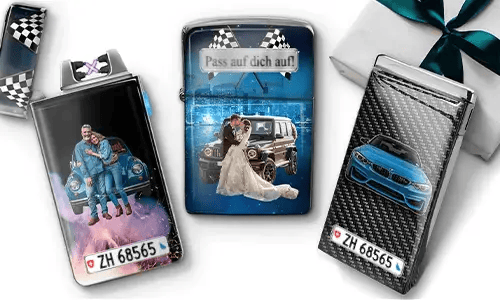 Drei individuelle Feuerzeuge mit Motiven von Autos und Paaren. Links ein tanzendes Paar, in der Mitte ein Hochzeitsmotiv mit Auto, rechts ein sportliches Auto. Daneben befindet sich eine Geschenkbox.
