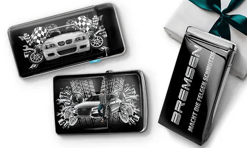 Auto-Themen-Geldbörsen mit eleganten Autos, karierten Flaggen und Reifenmustern auf schwarzem Hintergrund. Daneben eine schwarze Geschenkbox mit silbernem Text.
