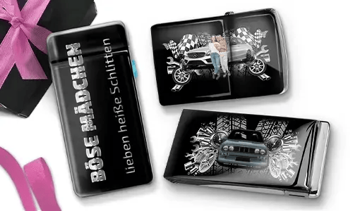 Drei glänzende schwarze Objekte mit Auto-Designs. Eines trägt in weißer Schrift die Aufschrift „BÖSE MÄDCHEN lieben heiße Schlitten“. Ein lebendiges und verspieltes Auto-Motiv.