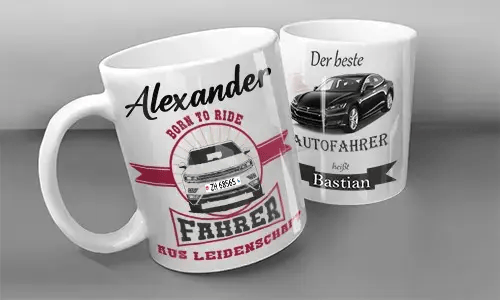 Zwei weiße Tassen mit personalisierten Auto-Motiven: links mit silbernem Fahrzeug und deutschem Text für Alexander, rechts mit weißem Fahrzeug und markanter Schrift für Bastian