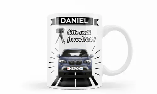 Weiße Tasse mit silbernem Auto und Blitzer-Grafik, Name Daniel und humorvollem deutschen Text