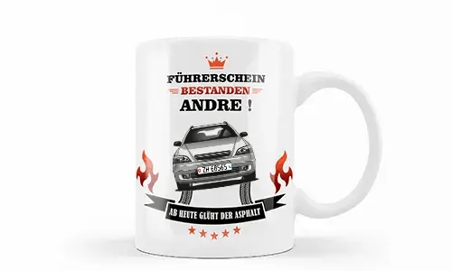 Weiße Tasse mit silbernem Auto, Flammen und Reifenspuren, deutscher Glückwunschtext zur Führerscheinprüfung für Andre