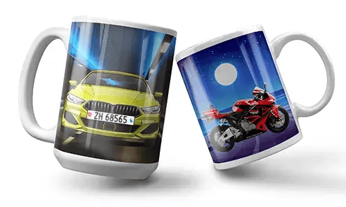 Twee mokken zijn afgebeeld; de eerste toont een levendige groene auto met ingeschakelde koplampen die door een tunnel rijdt. De tweede toont een rode motorfiets onder een volle maan.