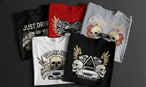 Zwei T-Shirts mit detaillierten Auto-Frontgrafiken, eines rot mit kräftigem schwarzen Design und eines weiß mit hellerem Druck, nebeneinander neben einer schwarzen Geschenkbox mit Schleife, automobil-inspirierte Mode für Autoliebhaber
