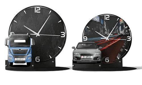 Orologio su supporto con auto, moto o camion
