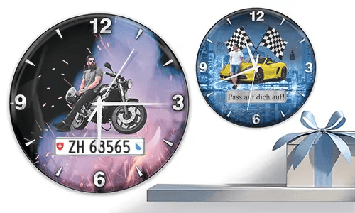 Zwei Wanduhren mit männlichen Figuren und Fahrzeugen: links mit Motorrad und Flammenmotiv, rechts mit gelbem Sportwagen und Rennflaggen