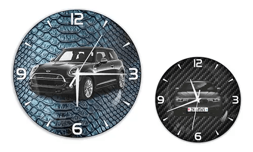 Zwei Wanduhren mit Autoillustrationen: links mit schwarzem Auto auf blauer Reptilstruktur, rechts mit blauem Auto auf Carbon-Hintergrund