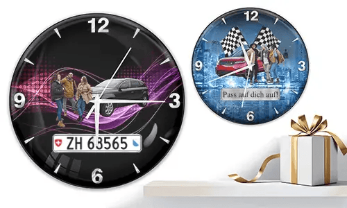 Zwei Wanduhren mit Gruppenszenen und Autos: links mit schwarzem Auto und lila Wellen, rechts mit rotem und schwarzem Auto, Rennflaggen und blauem Hintergrund