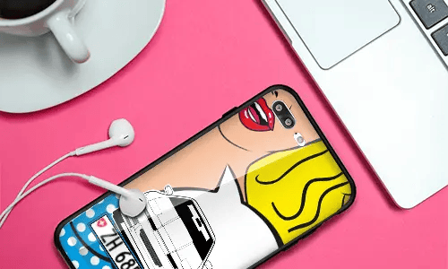 personalisierte handyhülle neben Laptop handyhülle personalisieren