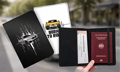 Trois couvertures de passeports : noir avec voiture argentée, blanc avec voiture jaune et texte BORN TO RIDE, à droite ouvert avec passeport allemand et carte d'embarquement