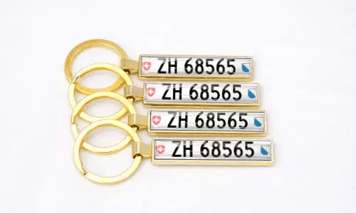 Schlüsselanhänger aus Goldmetall in Kennzeichenform – personalisierte Auto-Accessoires