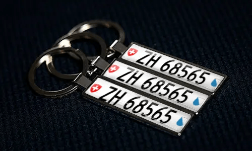 Personalisierte Schlüsselanhänger mit individuellem Nummernschild, eigenen Zahlen und Metallfinish-Design