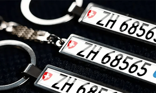 Metall-Schlüsselanhänger mit personalisierten Nummernschildern