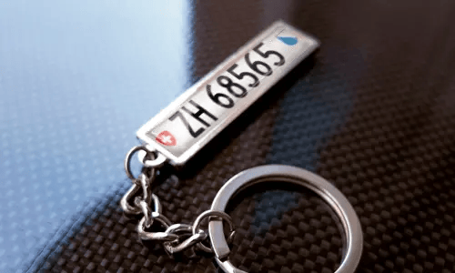 Metalen sleutelhanger met vlaggenontwerp-pendant en chromen ring