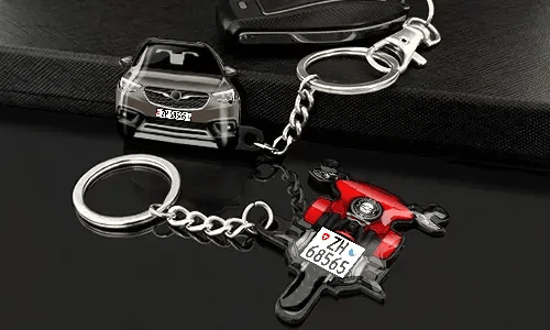 Porte-clés en forme de voiture et de moto avec des designs de véhicules détaillés