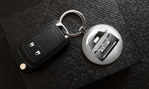 schlüsselanhänger personalisiert mit Autoschlüssel auf dem Tisch personalisierter schlüsselanhänger