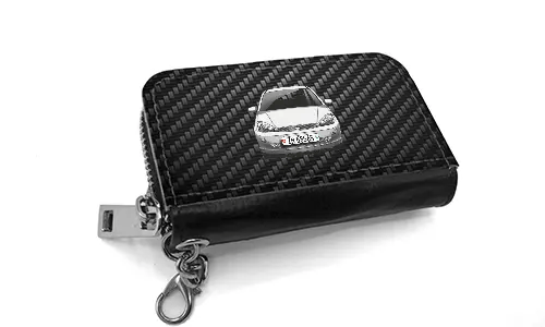 autoschlüssel cover mit Carbon Hintergrund und Autosilouette auto schlüsseletui