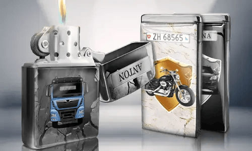Geöffnetes Metallfeuerzeug mit blauem LKW-Design, Flamme brennt. Dahinter stehen zwei geschlossene Feuerzeuge mit Motiven: ein Motorrad und ein Auto mit Kennzeichen.