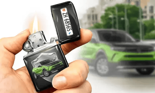 Eine Hand hält ein brennendes Feuerzeug mit einem grünen Auto-Motiv und Kennzeichen. Im Hintergrund ist ein unscharfes grünes Auto zu sehen, das dem Design des Feuerzeugs entspricht.
