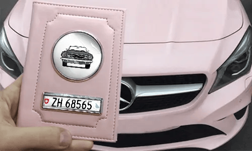 tasche für fahrzeugpapiere in der Hand mit rosa Wagen schutzhülle für fahrzeugschein