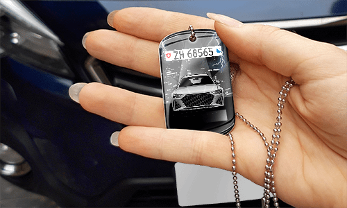 dog tags selbst gestalten mit blauen Wagen in der Hand erkennungsmarke mit gravur