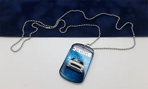 dog tags selbst gestalten mit dem Weiß Wagen auf dem Tisch erkennungsmarke kette mit gravur