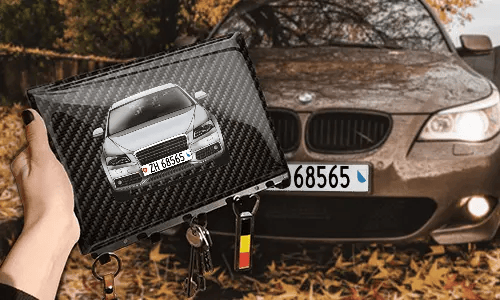 schlüsselbrett personalisiert mit Carbon Hintergrund in der Hand individuelles Schlüsselbrett