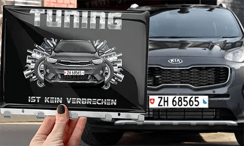 schlüsselbrett design in der Hand mit dem Wagen auf dem Hintergrund schlüsselbrett auto design