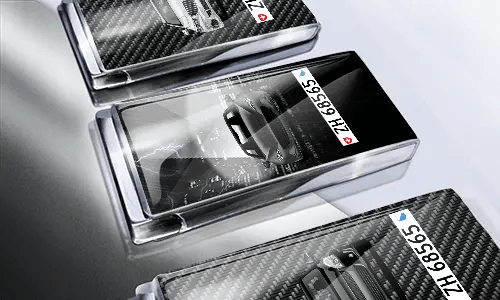 Drei Auto-Boxen mit glänzender Oberfläche: silber mit Auto, schwarz mit Stadtbild und schwarzem Auto, rot mit Fahrzeugfront